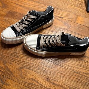 Mutuoni Women’s Canvas Sneakers